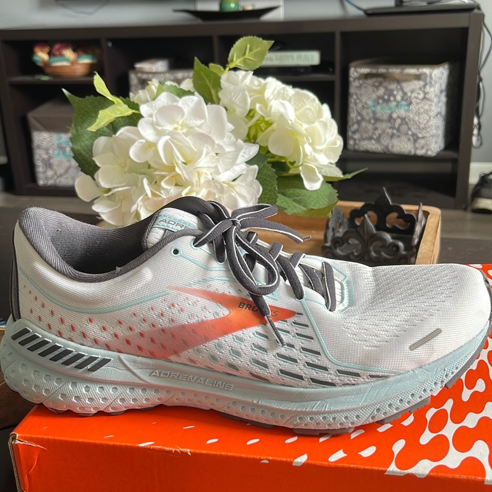 New Womens sz.11 Brooks!